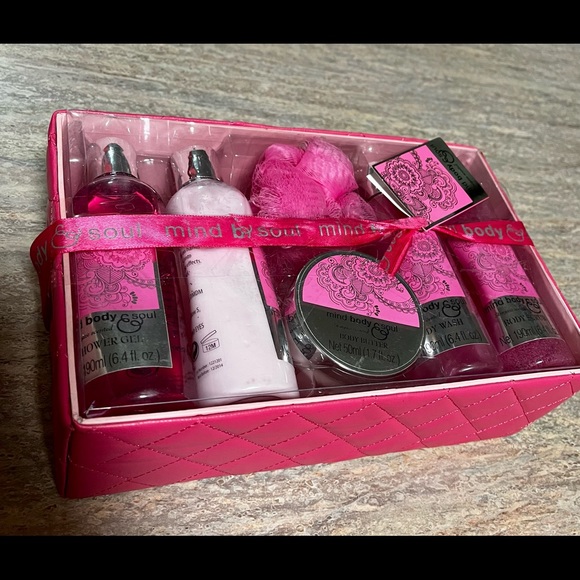 NIB Mind, body, and Soul Stargaze scented Bath and body set - Picture 16 of 16